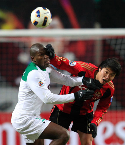 Hangzhou Greentown's Ramirez Luis Alfredo (left) is fouled by FC Seoul's Choi Hyun-tae during their Group F AFC Champions League match in Seoul yesterday. FC Seoul won the match 3-0.  