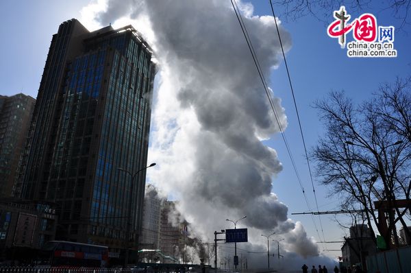 An underground thermal pipeline bursts in downtown Beijing. [Pierre Chen / China.org.cn]