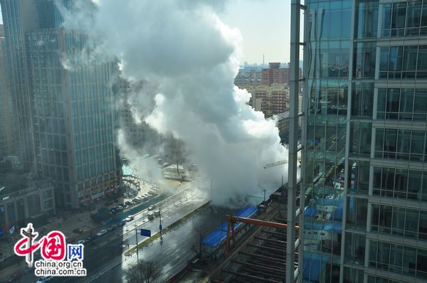 An underground thermal pipeline bursts in downtown Beijing. [Pierre Chen / China.org.cn]