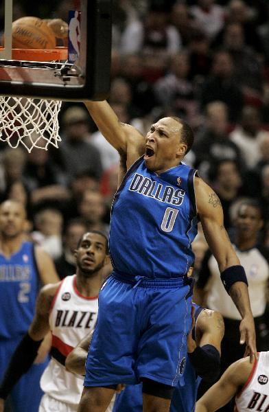 Dallas Mavericks forward Shawn Marion (C) dunks against the Portland Trail Blazers during the first quarter of their NBA basketball game in Portland, Oregon on March 15, 2011. Mavericks were beaten 101:104 by Trail Blazers in the regularseason game. (Xinhua/ Reuters Photo) 