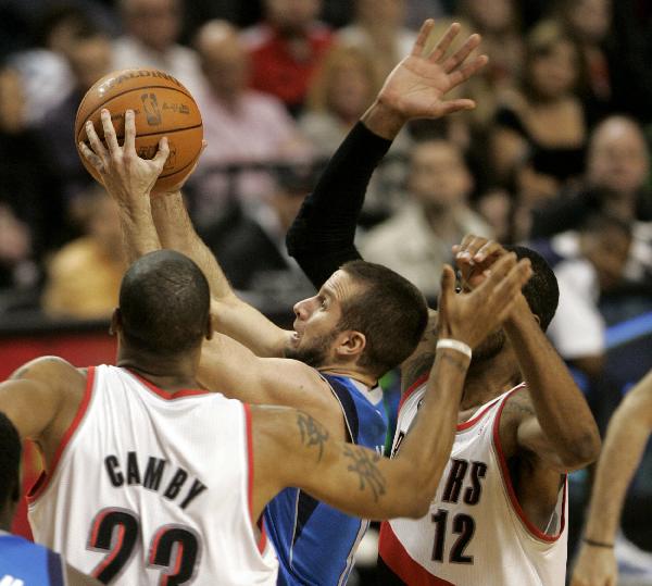 Dallas Mavericks guard Jose Juan Barea (C) shoots as Portland Trail Blazers Marcus Canby (L) and LaMarcus Aldridge (R) defend during the second half of their NBA basketball game in Portland, Oregon March 15, 2011. Mavericks were beaten 101:104 by Trail Blazers in the regularseason game. (Xinhua/ Reuters Photo) 