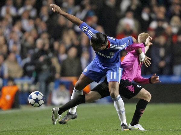 Chelsea's Didier Drogba (L) fights for the ball with FC Copenhagen's Oscar Wendt during their Champions League round of 16 second leg soccer match at Stamford Bridge in London March 16, 2011. (Xinhua/Reuters Photo) 