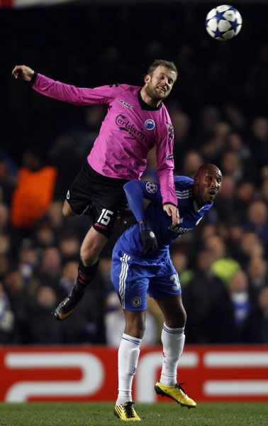 Chelsea's Nicolas Anelka (R) challenges Mikael Antonsson during their Champions League round of 16 second leg soccer match at Stamford Bridge in London March 16, 2011.(Xinhua/Reuters Photo) 