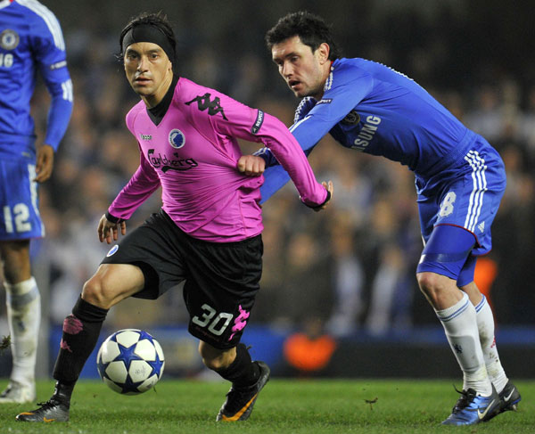 Chelsea's Yury Zhirkov (R) challenges FC Copenhagen's Christian Bolanos during their Champions League round of 16 second leg soccer match at Stamford Bridge in London March 16, 2011. (Xinhua/Reuters Photo) 