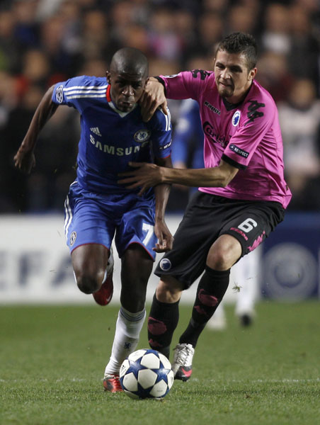 Chelsea's Ramires (L) vies for the ball with FC Copenhagen's Domingues Claudemir during their Champions League round of 16 second leg soccer match at Stamford Bridge in London March 16, 2011.(Xinhua/Reuters Photo)