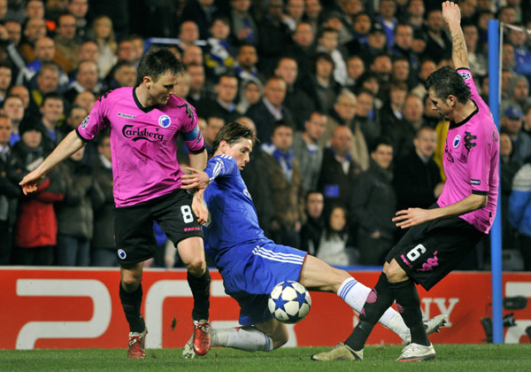 Chelsea's Fernando Torres (C) is challenged by FC Copenhagen's William Kvist (L) and Domingues Claudemir during their Champions League round of 16 second leg soccer match at Stamford Bridge in London March 16, 2011.(Xinhua/Reuters Photo) 