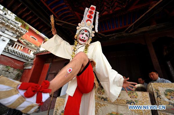 An actor performs the Mulian Opera in Xinchang County, east China's Zhejiang Province, March 14, 2011.