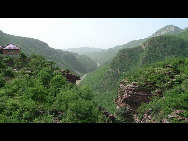 Located in Jiaozuo, Henan Province, Yuntai Mountain has has edged onto the China National Natural Heritage Candidate List due to its unique geological landforms, rich natural resources and cultural relics. The well-known Yuntai Heaven Waterfall, with a falling head of 314 meters lies in the Laotan Valley scenic spot. It was named as World Geographical Park by UNESCO in 2004. [Photo by 一帆风顺a/ bbs.fengniao.com]