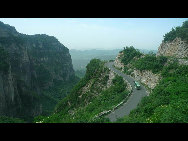 Located in Jiaozuo, Henan Province, Yuntai Mountain has has edged onto the China National Natural Heritage Candidate List due to its unique geological landforms, rich natural resources and cultural relics. The well-known Yuntai Heaven Waterfall, with a falling head of 314 meters lies in the Laotan Valley scenic spot. It was named as World Geographical Park by UNESCO in 2004. [Photo by 一帆风顺a/ bbs.fengniao.com]