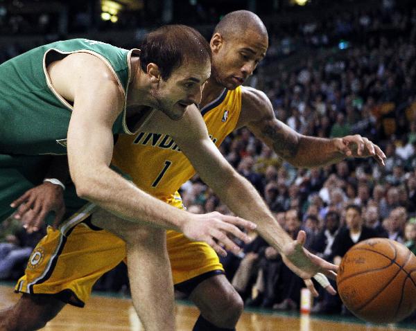 Boston Celtics center Nenad Krstic of Serbia and Indiana Pacers guard Dahntay Jones reach for a loose ball in Boston Massachusetts March 16.(Xinhua/Reuters Photo)