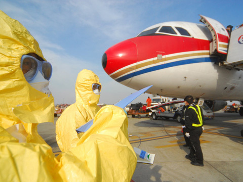 An airliner returning from Japan undergoes a radiation test at an airport in Nanjing, eastern Jiangsu Province on Thursday, March 17, 2011. [Photo: CFP] 
