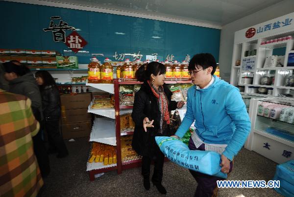 A staff worker carries a bag of salt in Taiyuan, capital of north China's Shanxi Province, March 17, 2011. China National Salt Industry Corp. (CNSIC) on Thursday said China has rich salt reserves to meet people's demand and consumers need not panic to hoard salt.