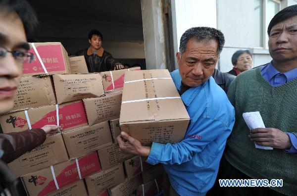Staff workers sell iodised salt in Tianjin, north China, March 17, 2011. China National Salt Industry Corp. (CNSIC) on Thursday said China has rich salt reserves to meet people's demand and consumers need not panic to hoard salt. 
