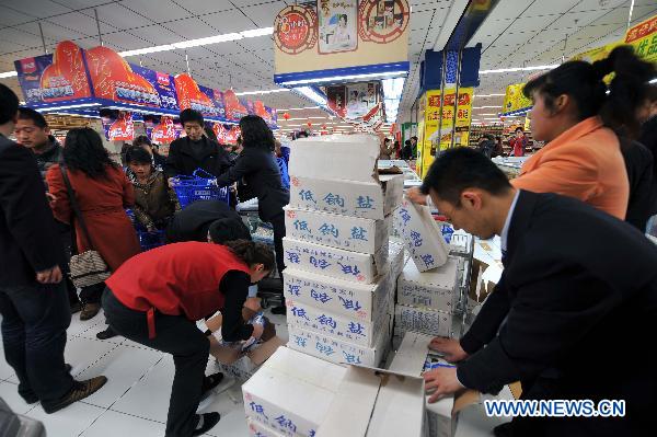 Consumers buy edible salt at a supermarket in Jinan, capital of east China's Shandong Province, March 17, 2011. China National Salt Industry Corp. (CNSIC) on Thursday said China has rich salt reserves to meet people's demand and consumers need not panic to hoard salt. 