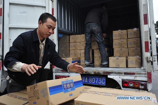 Retailers carry the boxes of salt off a truck in Guangzhou, south China's Guangdong Province, March 17, 2011. China National Salt Industry Corp. (CNSIC) on Thursday said China has rich salt reserves to meet people's demand and consumers need not panic to hoard salt. 