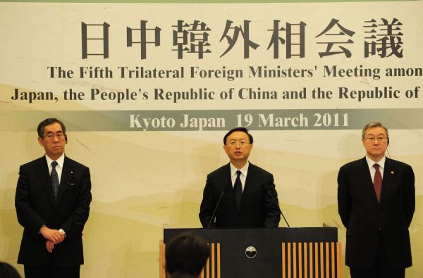 Chinese Foreign Minister Yang Jiechi (C) gives a statement, as his Japanese counterpart Takeaki Matsumoto (L) and South Korean counterpart Kim Sung-Hwan (R) stand aside, after their trilateral talks in Kyoto of Japan, March 19, 2011. Japanese, South Korean and Chinese foreign ministers gathered here for trilateral talks on Saturday. (Xinhua/Ji Chunpeng) (ypf) 
