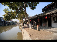 Xitang, one of the famous water towns of Jiangnan, lies in Jiashan County, Zhejiang Province, and has a history of over 1000 years. It is said to have its 'roots in Wu and its fruits in Yue' as it straddles the border between the ancient Wu and Yue kingdoms. Xitang’s most distinctive feature is a kilometer-long covered walkway, recalling those in Beijing's Summer Palace. [老泥/forums.nphoto.net] 