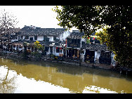 Xitang, one of the famous water towns of Jiangnan, lies in Jiashan County, Zhejiang Province, and has a history of over 1000 years. It is said to have its 'roots in Wu and its fruits in Yue' as it straddles the border between the ancient Wu and Yue kingdoms. Xitang’s most distinctive feature is a kilometer-long covered walkway, recalling those in Beijing's Summer Palace. [老泥/forums.nphoto.net] 