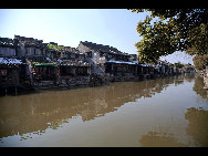 Xitang, one of the famous water towns of Jiangnan, lies in Jiashan County, Zhejiang Province, and has a history of over 1000 years. It is said to have its 'roots in Wu and its fruits in Yue' as it straddles the border between the ancient Wu and Yue kingdoms. Xitang’s most distinctive feature is a kilometer-long covered walkway, recalling those in Beijing's Summer Palace. [老泥/forums.nphoto.net] 