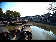 Xitang, one of the famous water towns of Jiangnan, lies in Jiashan County, Zhejiang Province, and has a history of over 1000 years. It is said to have its 'roots in Wu and its fruits in Yue' as it straddles the border between the ancient Wu and Yue kingdoms. Xitang’s most distinctive feature is a kilometer-long covered walkway, recalling those in Beijing's Summer Palace. [老泥/forums.nphoto.net] 