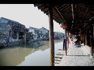 Xitang, one of the famous water towns of Jiangnan, lies in Jiashan County, Zhejiang Province, and has a history of over 1000 years. It is said to have its 'roots in Wu and its fruits in Yue' as it straddles the border between the ancient Wu and Yue kingdoms. Xitang’s most distinctive feature is a kilometer-long covered walkway, recalling those in Beijing's Summer Palace. [老泥/forums.nphoto.net] 