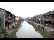 Xitang, one of the famous water towns of Jiangnan, lies in Jiashan County, Zhejiang Province, and has a history of over 1000 years. It is said to have its 'roots in Wu and its fruits in Yue' as it straddles the border between the ancient Wu and Yue kingdoms. Xitang’s most distinctive feature is a kilometer-long covered walkway, recalling those in Beijing's Summer Palace. [老泥/forums.nphoto.net] 