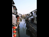 Xitang, one of the famous water towns of Jiangnan, lies in Jiashan County, Zhejiang Province, and has a history of over 1000 years. It is said to have its 'roots in Wu and its fruits in Yue' as it straddles the border between the ancient Wu and Yue kingdoms. Xitang’s most distinctive feature is a kilometer-long covered walkway, recalling those in Beijing's Summer Palace. [老泥/forums.nphoto.net] 