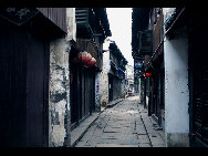 Xitang, one of the famous water towns of Jiangnan, lies in Jiashan County, Zhejiang Province, and has a history of over 1000 years. It is said to have its 'roots in Wu and its fruits in Yue' as it straddles the border between the ancient Wu and Yue kingdoms. Xitang’s most distinctive feature is a kilometer-long covered walkway, recalling those in Beijing's Summer Palace. [老泥/forums.nphoto.net] 