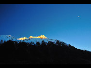 Ranwu Lake is called 'the Tibetan Switzerland.' The lake is set more than 3,800 meters above sea level and has an area of 22,000 square km. The seasons dictate the water's color, which ranges from aquamarine to turquoise. When the sun rises, the lake looks like a mirror reflecting snow-capped mountains, white clouds and the surrounding forest.[KingzenQue/forums.nphoto.net]