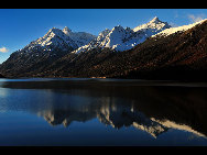 Ranwu Lake is called 'the Tibetan Switzerland.' The lake is set more than 3,800 meters above sea level and has an area of 22,000 square km. The seasons dictate the water's color, which ranges from aquamarine to turquoise. When the sun rises, the lake looks like a mirror reflecting snow-capped mountains, white clouds and the surrounding forest.[KingzenQue/forums.nphoto.net]