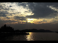 The East Lake is a big lake in Wuchang that has lots of bays and measures about 35 square kilometers. It is surrounded by urban area or small parks. The whole park is divided into six scenic areas: the Tingtao Scenic Area, the Moshan Scenic Area, the Luoyan Scenic Area, the Baima Scenic Area, the Luohong Scenic Area and the Chuidi Scenic Area. [天圣/forums.nphoto.net]