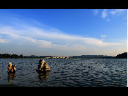 The East Lake is a big lake in Wuchang that has lots of bays and measures about 35 square kilometers. It is surrounded by urban area or small parks. The whole park is divided into six scenic areas: the Tingtao Scenic Area, the Moshan Scenic Area, the Luoyan Scenic Area, the Baima Scenic Area, the Luohong Scenic Area and the Chuidi Scenic Area. [天圣/forums.nphoto.net]