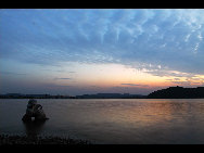 The East Lake is a big lake in Wuchang that has lots of bays and measures about 35 square kilometers. It is surrounded by urban area or small parks. The whole park is divided into six scenic areas: the Tingtao Scenic Area, the Moshan Scenic Area, the Luoyan Scenic Area, the Baima Scenic Area, the Luohong Scenic Area and the Chuidi Scenic Area. [天圣/forums.nphoto.net]