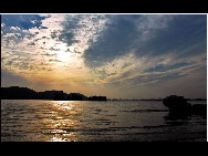 The East Lake is a big lake in Wuchang that has lots of bays and measures about 35 square kilometers. It is surrounded by urban area or small parks. The whole park is divided into six scenic areas: the Tingtao Scenic Area, the Moshan Scenic Area, the Luoyan Scenic Area, the Baima Scenic Area, the Luohong Scenic Area and the Chuidi Scenic Area. [天圣/forums.nphoto.net]