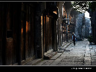 With a history of 1,200-year, Wuzhen is about one hour's drive from Hangzhou,the capital of Zhejiang Province. The small town is famous for the ancient buildings and old town layout, where bridges of all sizes cross the streams winding through the town. It has a residential area, traditional workshop area, traditional culture area, traditional dining area, traditional shopping area, and even a scenery area that features local traditions and customs. [Photo by Tianmu/bbs.fengniao]