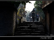 With a history of 1,200-year, Wuzhen is about one hour's drive from Hangzhou,the capital of Zhejiang Province. The small town is famous for the ancient buildings and old town layout, where bridges of all sizes cross the streams winding through the town. It has a residential area, traditional workshop area, traditional culture area, traditional dining area, traditional shopping area, and even a scenery area that features local traditions and customs. [Photo by Tianmu/bbs.fengniao]