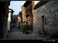 With a history of 1,200-year, Wuzhen is about one hour's drive from Hangzhou,the capital of Zhejiang Province. The small town is famous for the ancient buildings and old town layout, where bridges of all sizes cross the streams winding through the town. It has a residential area, traditional workshop area, traditional culture area, traditional dining area, traditional shopping area, and even a scenery area that features local traditions and customs. [Photo by Tianmu/bbs.fengniao]