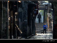 With a history of 1,200-year, Wuzhen is about one hour's drive from Hangzhou,the capital of Zhejiang Province. The small town is famous for the ancient buildings and old town layout, where bridges of all sizes cross the streams winding through the town. It has a residential area, traditional workshop area, traditional culture area, traditional dining area, traditional shopping area, and even a scenery area that features local traditions and customs. [Photo by Tianmu/bbs.fengniao]