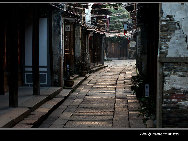 With a history of 1,200-year, Wuzhen is about one hour's drive from Hangzhou,the capital of Zhejiang Province. The small town is famous for the ancient buildings and old town layout, where bridges of all sizes cross the streams winding through the town. It has a residential area, traditional workshop area, traditional culture area, traditional dining area, traditional shopping area, and even a scenery area that features local traditions and customs. [Photo by Tianmu/bbs.fengniao]