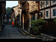 With a history of 1,200-year, Wuzhen is about one hour's drive from Hangzhou,the capital of Zhejiang Province. The small town is famous for the ancient buildings and old town layout, where bridges of all sizes cross the streams winding through the town. It has a residential area, traditional workshop area, traditional culture area, traditional dining area, traditional shopping area, and even a scenery area that features local traditions and customs. [Photo by Tianmu/bbs.fengniao]