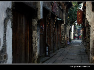 With a history of 1,200-year, Wuzhen is about one hour's drive from Hangzhou,the capital of Zhejiang Province. The small town is famous for the ancient buildings and old town layout, where bridges of all sizes cross the streams winding through the town. It has a residential area, traditional workshop area, traditional culture area, traditional dining area, traditional shopping area, and even a scenery area that features local traditions and customs. [Photo by Tianmu/bbs.fengniao]