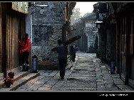 With a history of 1,200-year, Wuzhen is about one hour's drive from Hangzhou,the capital of Zhejiang Province. The small town is famous for the ancient buildings and old town layout, where bridges of all sizes cross the streams winding through the town. It has a residential area, traditional workshop area, traditional culture area, traditional dining area, traditional shopping area, and even a scenery area that features local traditions and customs. [Photo by Tianmu/bbs.fengniao]