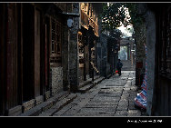 With a history of 1,200-year, Wuzhen is about one hour's drive from Hangzhou,the capital of Zhejiang Province. The small town is famous for the ancient buildings and old town layout, where bridges of all sizes cross the streams winding through the town. It has a residential area, traditional workshop area, traditional culture area, traditional dining area, traditional shopping area, and even a scenery area that features local traditions and customs. [Photo by Tianmu/bbs.fengniao]