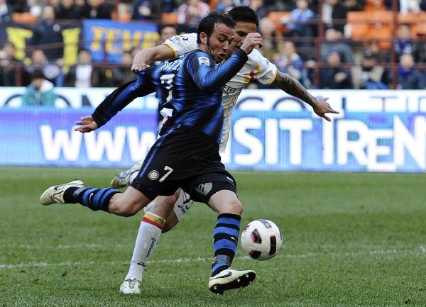 Inter Milan's Giampaolo Pazzini (L) shoots and scores against Lecce in their Italian Serie A soccer match at San Siro stadium in Milan March 20, 2011. (Xinhua/Reuters Photo)