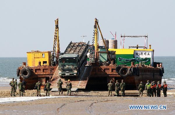 Soldiers participate in the Combined Joint Logistics Over-The-Shore Operations (CJLOTS) during the joint military exercise Foal Eagle 2011 between South Korea and the United States at Anmyeondo beach in Chungcheong province of South Korea on March 23, 2011. South Korea and the United States started the month-long joint military exercise, &apos;Foal Eagle&apos;, on Feb. 28. [Park Jin Hee/Xinhua]