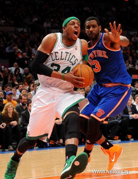 Paul Pierce(L) of Boston Celtics breaks through during the NBA game against New York Knicks in New York, the United States, March 21, 2011. Boston Celtics defeated New York Knicks 96-86. (Xinhua/Shen Hong) 