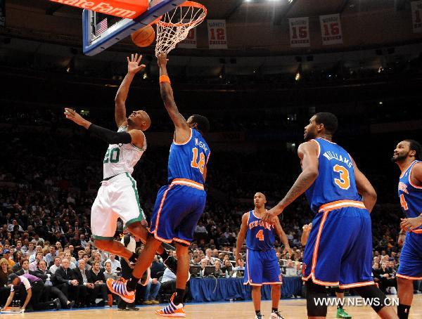 Ray Allen(1st L) of Boston Celtics goes up to the basket during the NBA game against New York Knicks in New York, the United States, March 21, 2011. Boston Celtics defeated New York Knicks 96-86. (Xinhua/Shen Hong) 