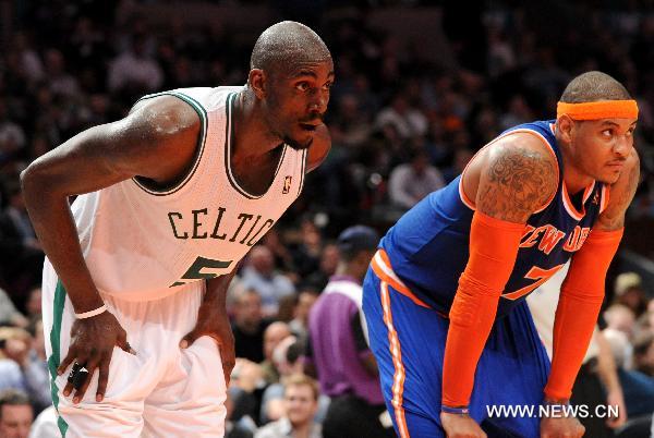 Kevin Garnett(L) of Boston Celtics reacts with Carmelo Anthony of New York Knicks during their NBA game in New York, the United States, March 21, 2011. Boston Celtics defeated New York Knicks 96-86. (Xinhua/Shen Hong) 