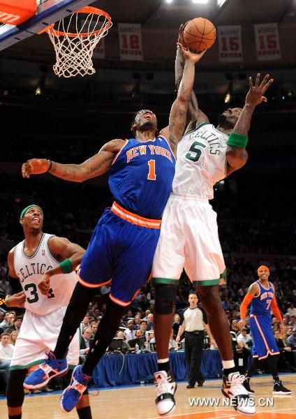 Amar'e Stoudemire(top L) of New York Knicks fights for the ball with Kevin Garnett(top R) of Boston Celtics during their NBA game in New York, the United States, March 21, 2011. Boston Celtics defeated New York Knicks 96-86. (Xinhua/Shen Hong) 