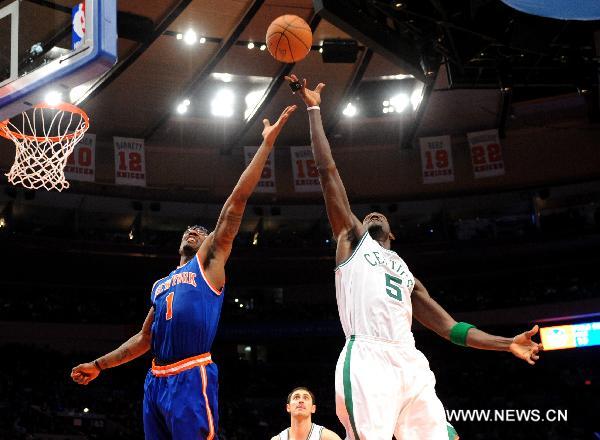 Amar'e Stoudemire(L) of New York Knicks fights for the ball with Kevin Garnett of Boston Celtics during their NBA game in New York, the United States, March 21, 2011. Boston Celtics defeated New York Knicks 96-86. (Xinhua/Shen Hong) 